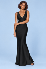 Vestido comprido de decote em V e costas abertas em preto