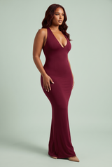 Vestido comprido cor de vinho justo, com decote profundo e costas descobertas