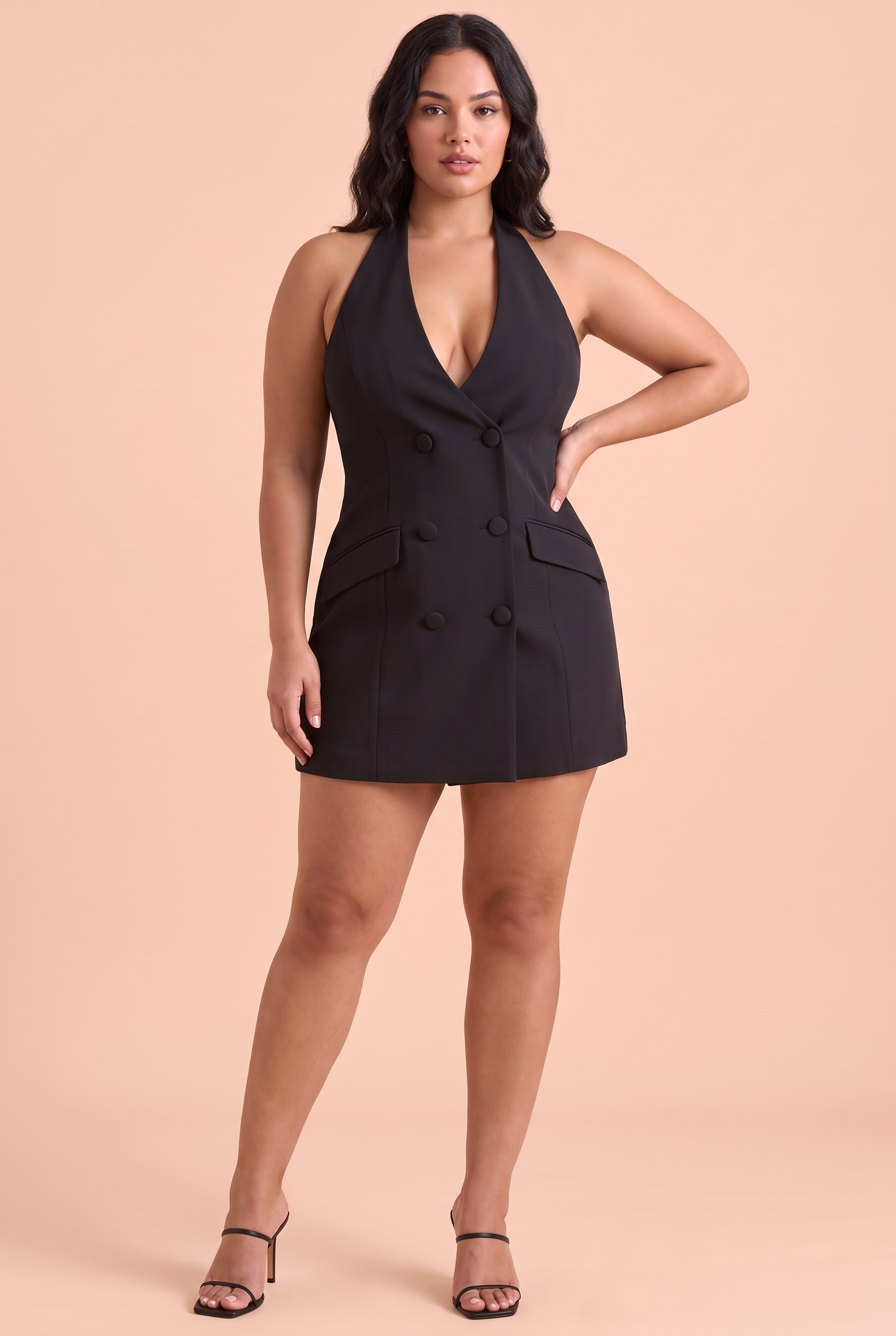 Robe noire courte structurée à encolure dos nu plongeante et détails boutonnés | Porté sur une autre silhouette | Lounelle Paris