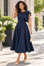 Robe midi bleu marine à encolure asymétrique et manche à nœud | Photo lifestyle | Lounelle Paris