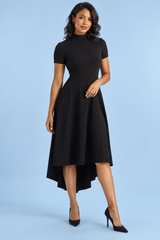 Vestido midi preto de gola alta e bainha assimétrica