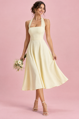 Vestido midi amarelo-claro com saia evasé e decote quadrado