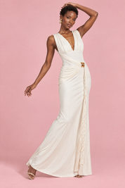 Robe longue blanche à décolleté plongeant, détails froncés et détail doré | Vue en mouvement | Lounelle Paris