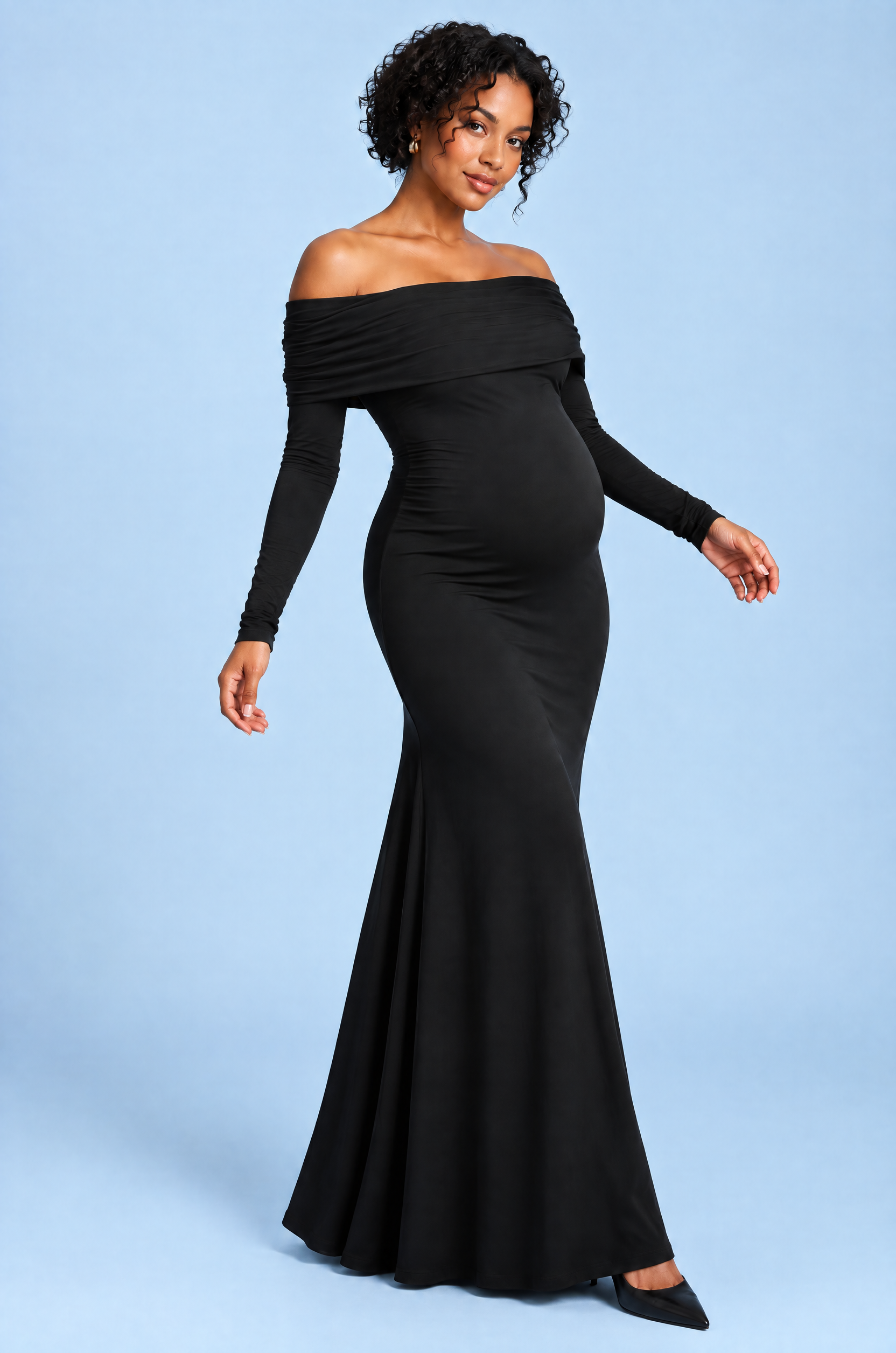 Robe longue de grossesse noire en résille froncée à col Bardot | Vue en mouvement | Lounelle Paris