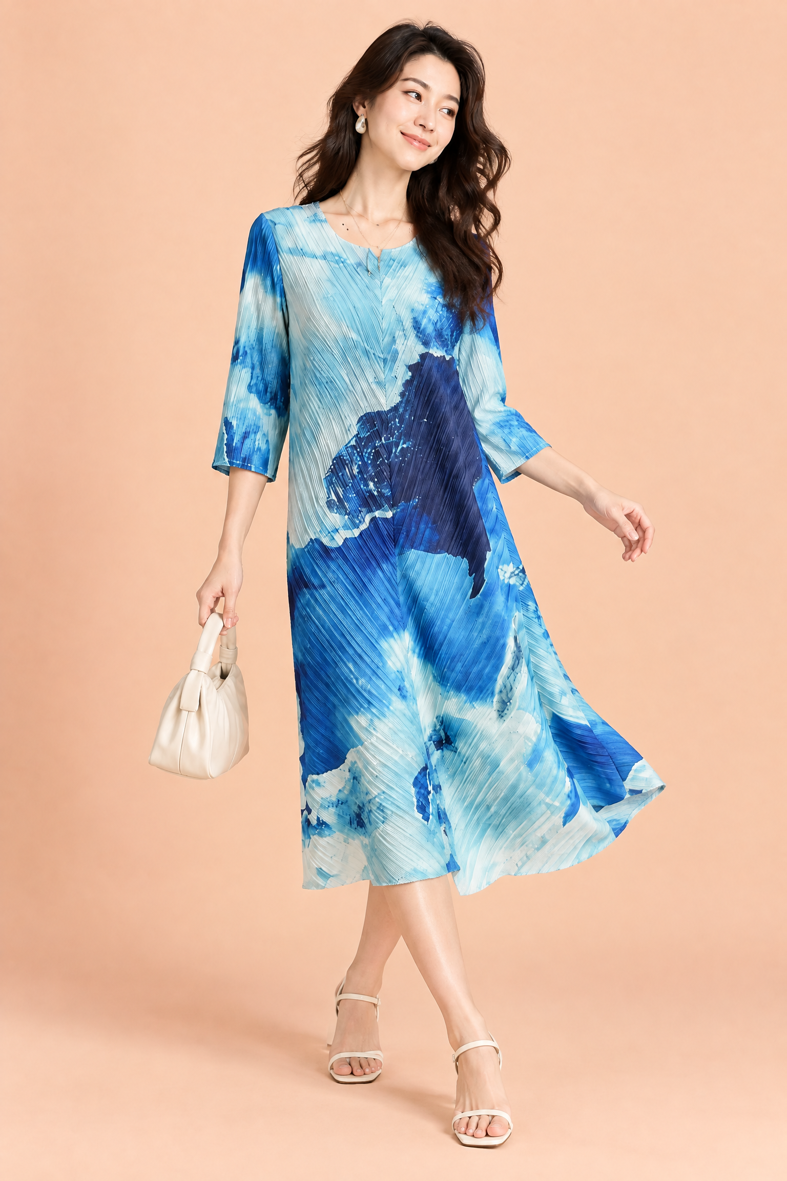 Robe midi plissée bleue à imprimé abstrait | Vue en mouvement | Lounelle Paris