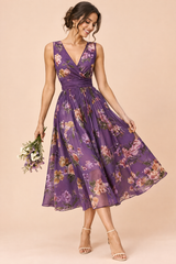 Vestido midi roxo com estampado de ramos florais e decote quadrado