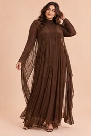 Robe marron dos nu avec cape | Porté sur une silhouette plus ronde | Lounelle Paris
