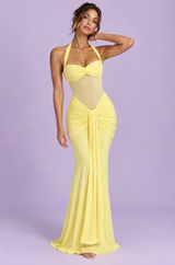 Vestido comprido amarelo justo com decote halter e franzidos