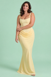 Robe longue jaune froncée à encolure carrée | Porté sur une silhouette plus ronde | Lounelle Paris