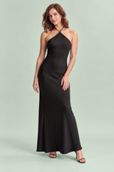 Vestido maxi preto com capa, decote halter e detalhe torcido