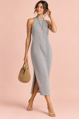 Vestido midi cinzento sem mangas, plissado e com abertura lateral