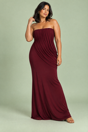 Robe longue bordeaux à col montant et détails volantés | Porté sur une silhouette plus ronde | Lounelle Paris
