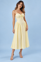 Vestido midi amarelo com estampado floral, decote em coração e detalhe franzido