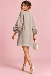 Robe droite grise à manches bouffantes et poignets à volants | Vue de dos | Lounelle Paris
