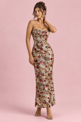Vestido comprido dourado com lantejoulas e aplicações florais, decote quadrado