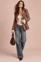 Blazer vermelho cintado com padrão floral e às riscas