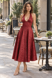 Robe midi bordeaux en dentelle à décolleté plongeant | Photo lifestyle | Lounelle Paris
