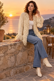 Gilet crème à franges | Deuxième photo lifestyle | Lounelle Paris