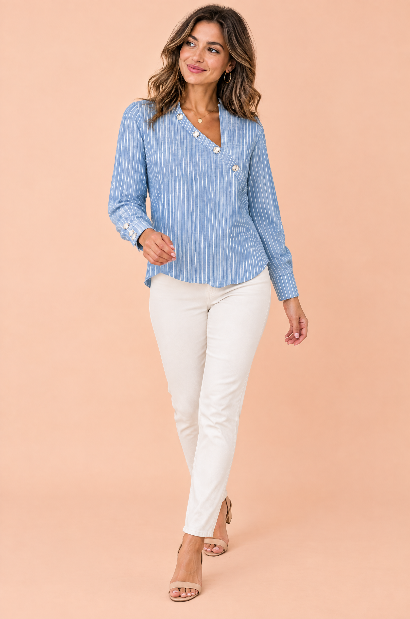 Blouse rayée asymétrique bleu clair | Vue en mouvement | Lounelle Paris