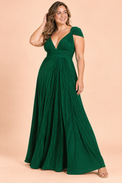 Robe longue portefeuille verte à col américain avec détail doré | Porté sur une silhouette plus ronde | Lounelle Paris