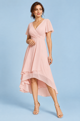 Vestido rosa com mangas esvoaçantes e bainha assimétrica