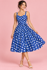 Vestido curto azul às bolinhas, corte em A e decote em coração