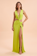 Vestido maxi verde com decote assimétrico, recortes no corpo e detalhes dourados