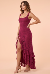 Vestido comprido de renda bordeaux com decote profundo e folhos assimétricos