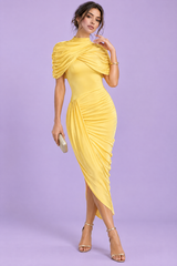 Vestido amarelo drapeado assimétrico
