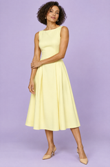 Vestido amarelo-claro de corte evasé e decote barco
