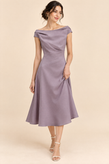 Vestido midi evasé violeta-jacinto com decote barco