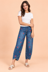 Calças azuis com estampado floral e abertura na bainha