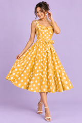 Vestido midi amarelo às bolinhas, corte em A e decote em coração