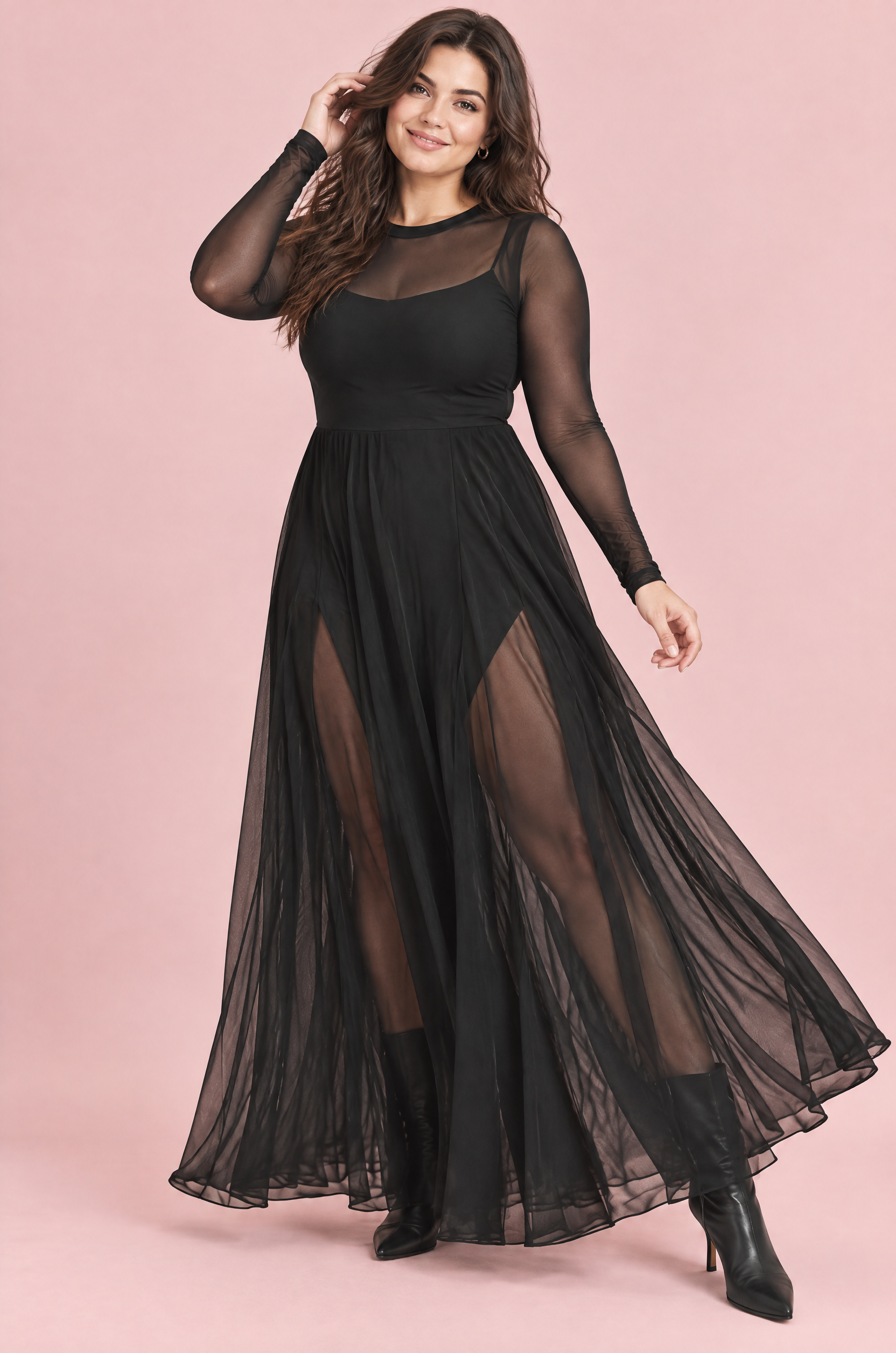 Robe longue noire à empiècements en mesh | Porté sur une silhouette plus ronde | Lounelle Paris