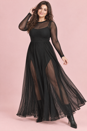 Robe longue noire à empiècements en mesh | Porté sur une silhouette plus ronde | Lounelle Paris