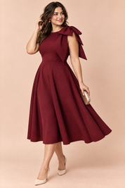 Robe midi bordeaux à encolure asymétrique et manche à nœud | Porté sur une autre silhouette | Lounelle Paris