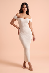 Vestido midi branco quebrado com decote recortado e mangas curtas