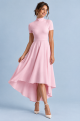 Vestido midi cor-de-rosa de gola alta e bainha assimétrica