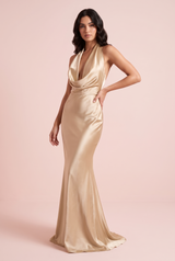 Vestido maxi acetinado champanhe dourado, sem costas, com decote halter drapeado e corte sereia