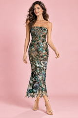 Vestido preto sem alças, justo ao corpo