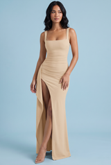 Vestido maxi bege justo com decote quadrado, franzido e racha