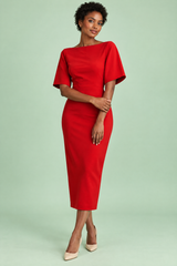Vestido midi vermelho justo com decote barco e manga curta