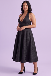Robe midi noire en dentelle à décolleté plongeant | Porté sur une silhouette plus ronde | Lounelle Paris