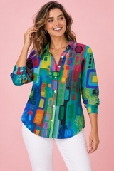 Camisa azul-petróleo com botões e padrão geométrico