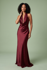 Vestido maxi acetinado cor de vinho, sem costas, com decote halter drapeado e corte sereia