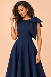 Robe midi bleu marine à encolure asymétrique et manche à nœud | Vue rapprochée | Lounelle Paris