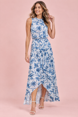 Vestido comprido azul com gola subida e detalhe franzido
