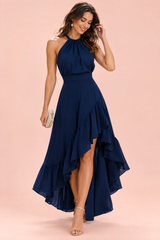Vestido azul-marinho com folhos assimétricos e decote halter