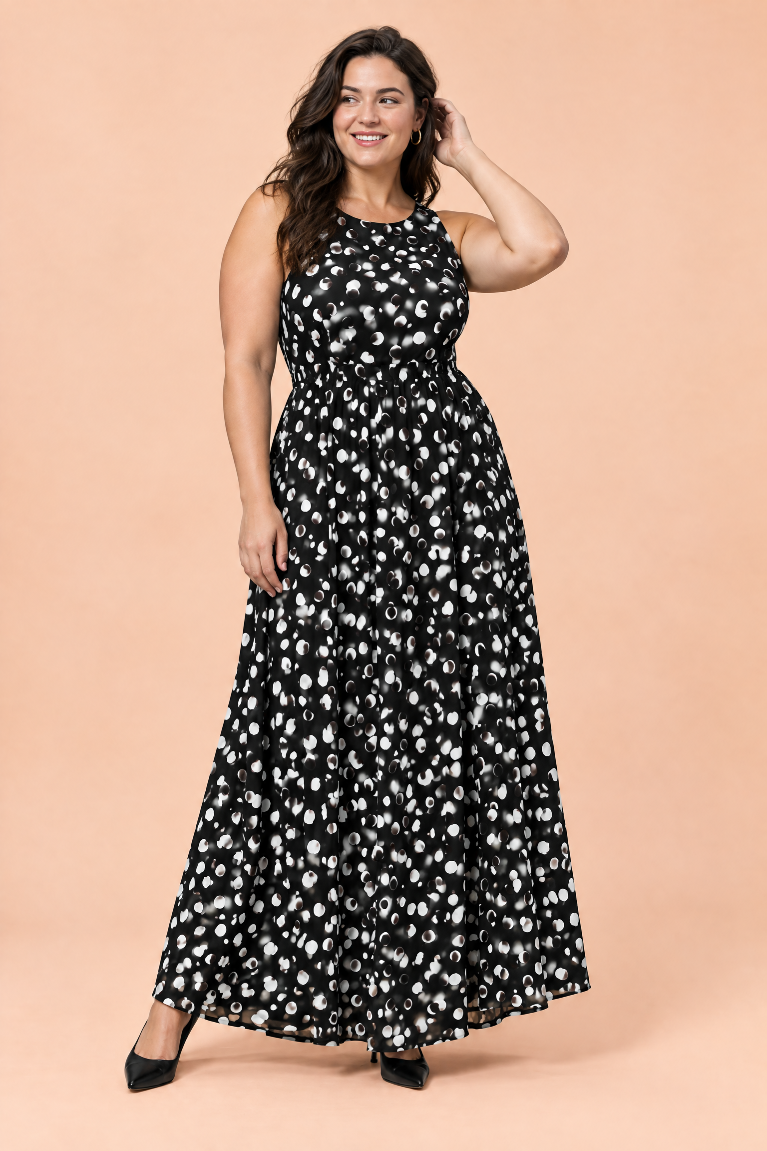 Robe longue noire à pois avec col montant et détails drapés | Porté sur une silhouette plus ronde | Lounelle Paris