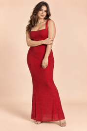 Robe longue rouge à encolure asymétrique, strass thermocollés et dos nu | Porté sur une silhouette plus ronde | Lounelle Paris